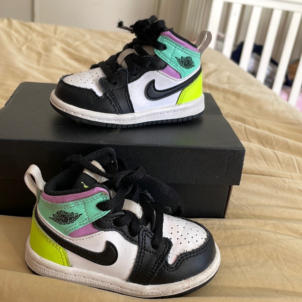 Mid top sneaker